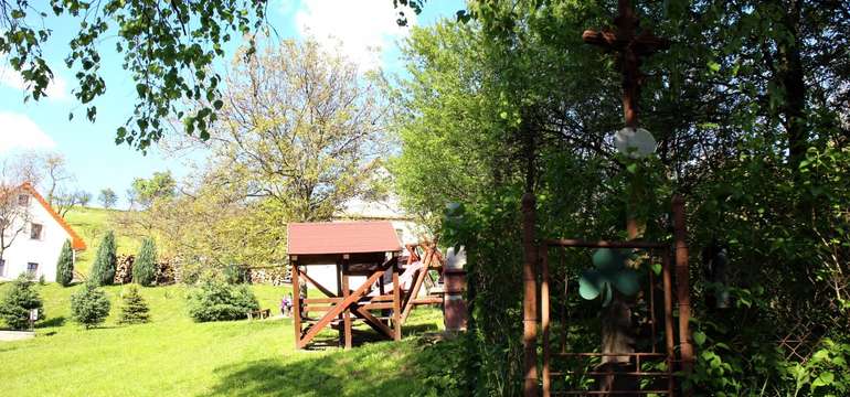 Penzión disponuje veľkou terasou s grilom a detským ihriskom