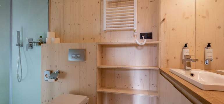 Komfortná kúpelňa so sprchovým kútom v Björnson Tree Houses