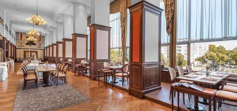Apollo Hotel sa stal známym aj vďaka Reštaurácii Sv. Huberta
