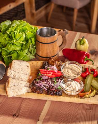 Pečené bravčové rebrá na mede marinované v čiernom pive (500 g)