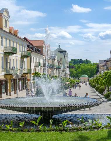 Rodinně vedený hotel se nachází přímo v centru města, pár minut od hlavní promenády