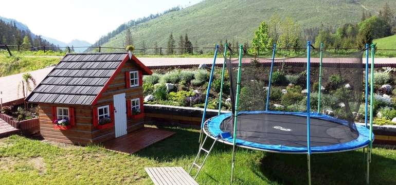 Deti sa pohrajú v domčeku, na trampolíne alebo hojdačkách