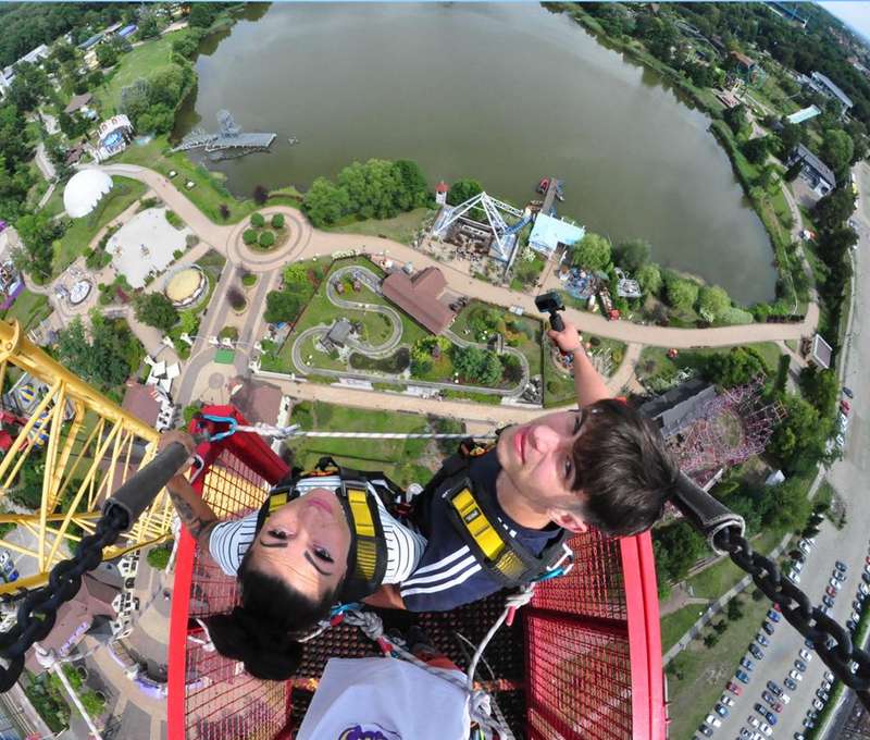 Extrémny bungee jumping z 90 m v poľskom Chorzówe