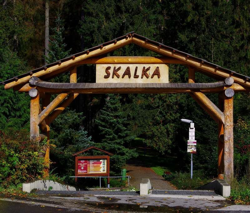 Hotel Skalka*** sa nachádza cca 10 minút chôdze od centra Rajeckých Teplíc