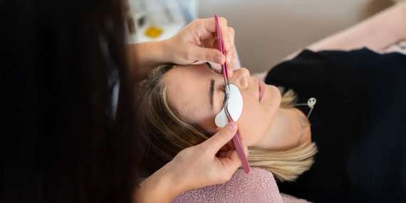 Úprava obočia a mihalníc v Beauty Palace Pezinok / Pezinok