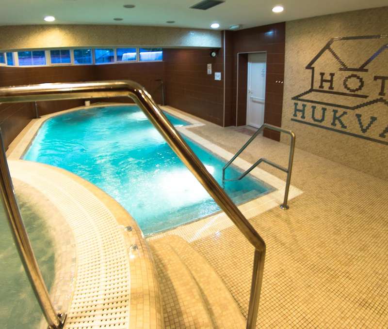 Ve wellness zóně nechybí bazén, vířivka a sauna