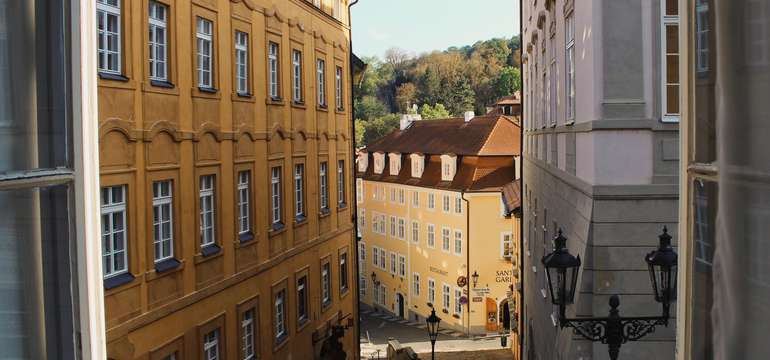 Cestou do mesta môžete obdivovať renesančné a barokové domy v susedstve