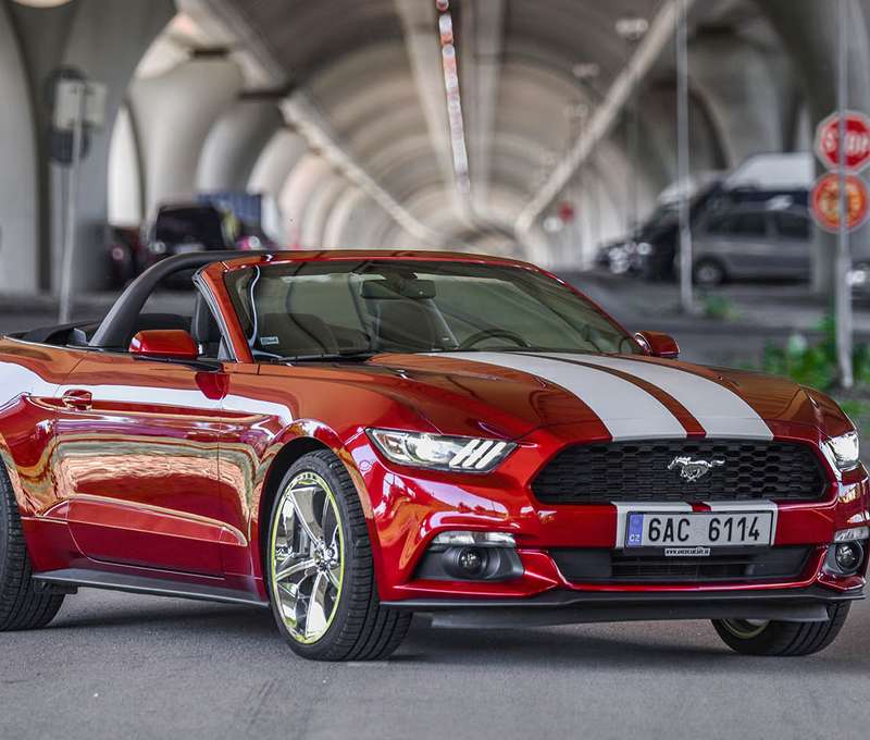 Nezabudnuteľná jazda na prenajatom Mustangu Cabrio