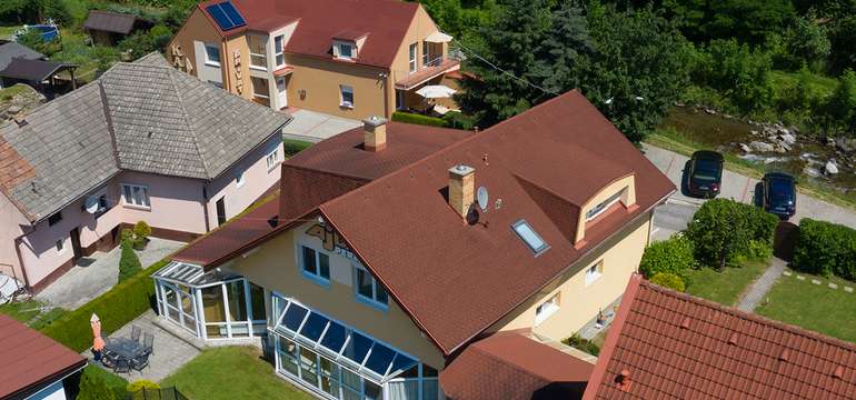 Penzión Ajda sa nachádza asi 500 m od vodnej nádrže Liptovská Mara