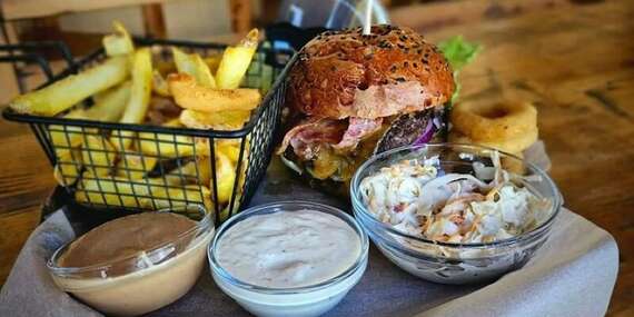 Poctivý hovädzí burger s poriadnou porciou príloh - hranolčeky, coleslaw šalát aj cibuľové krúžky/Bratislava - Ružinov