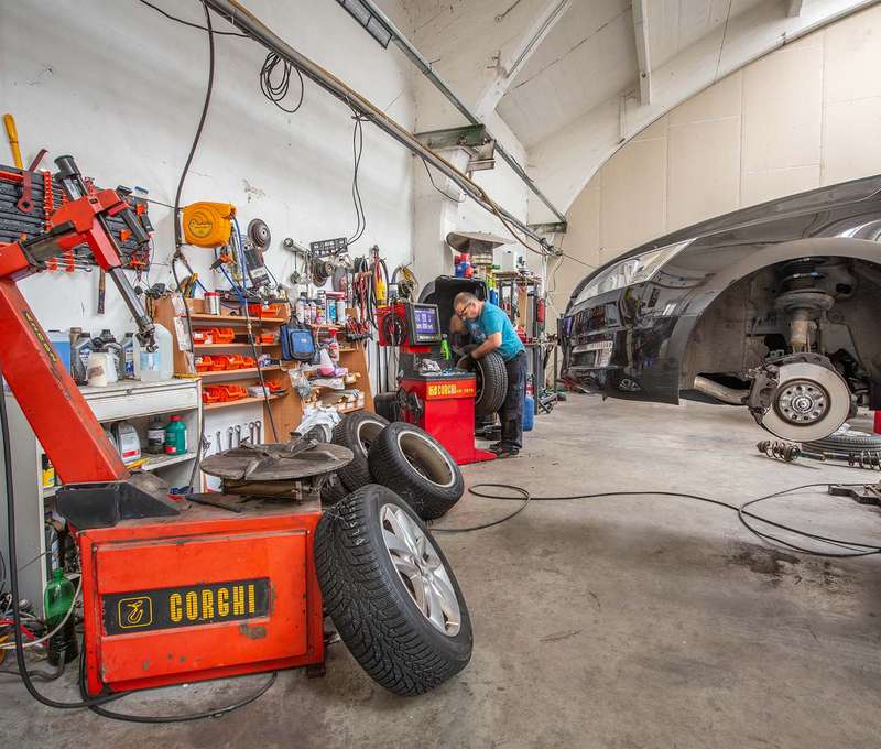Priestory pneuservisu Autogarnet na Trnavskej ceste 102 v Bratislave