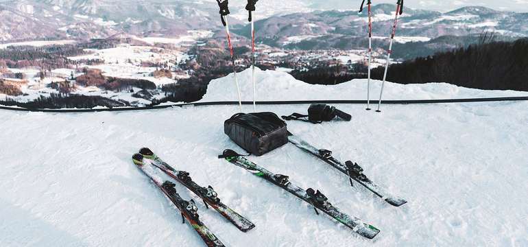 Ski servis a požičovňa lyží a snowboardov sa nachádzajú priamo na hlavnom parkovisku