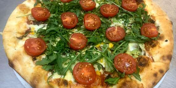 Pizza podľa vlastného výberu v reštaurácii U Doktora - až 17 druhov/Bratislava - Ružinov