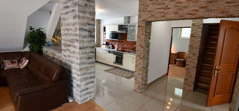 Ubytovanie vo veľkom hornom apartmáne s 3 spálňami (6+1)