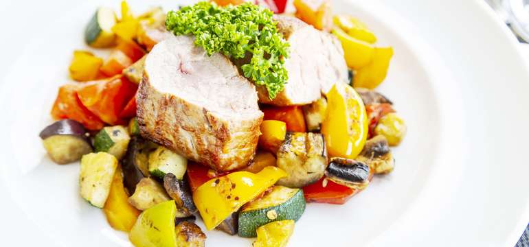 V hotelové restauraci vaše chutě potěší speciality z klasické české i mezinárodní kuchyně