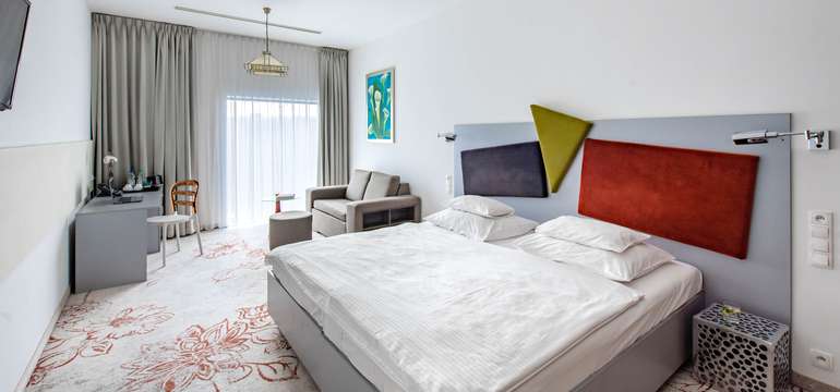 Standardní pokoje jsou vybaveny klimatizací, zvukotěsnými okny, televizí, Wi-Fi, trezorem, minibarem
