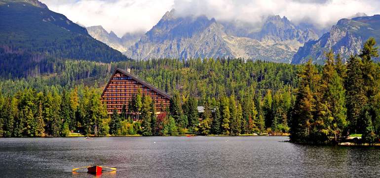 Štrbské pleso je obľúbenou destináciou počas celého roka 