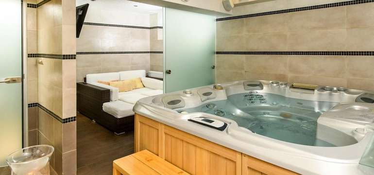 Masážny relaxačný whirlpool bazén  v GRAND hoteli***+ Trenčín