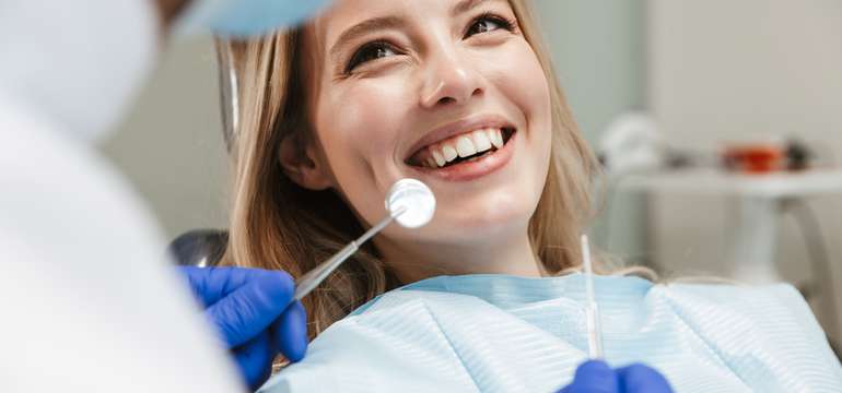 Dentálna hygiena, bielenie zubov alebo nová zirkónová korunka