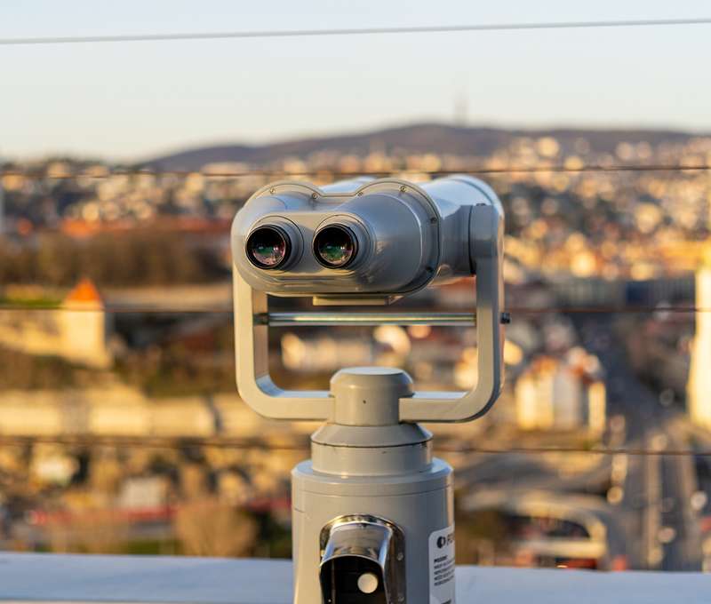 Vstupy na vyhliadkovú vežu UFO so zámkom lásky či miešaným drinkom