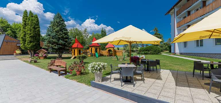 Hotel Lesana**** je obklopený krásne upraveným dvorom