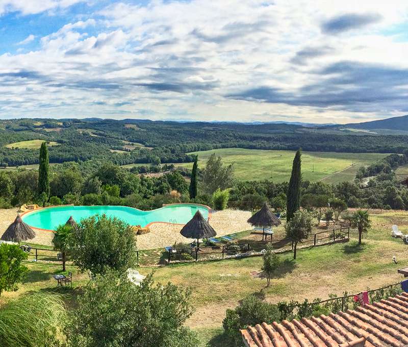 Bazén s panoramatickým výhľadom vo vile Fattoria IL Santo