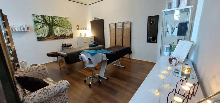 Dobre vybavený moderný salón pre dokonalý zážitok