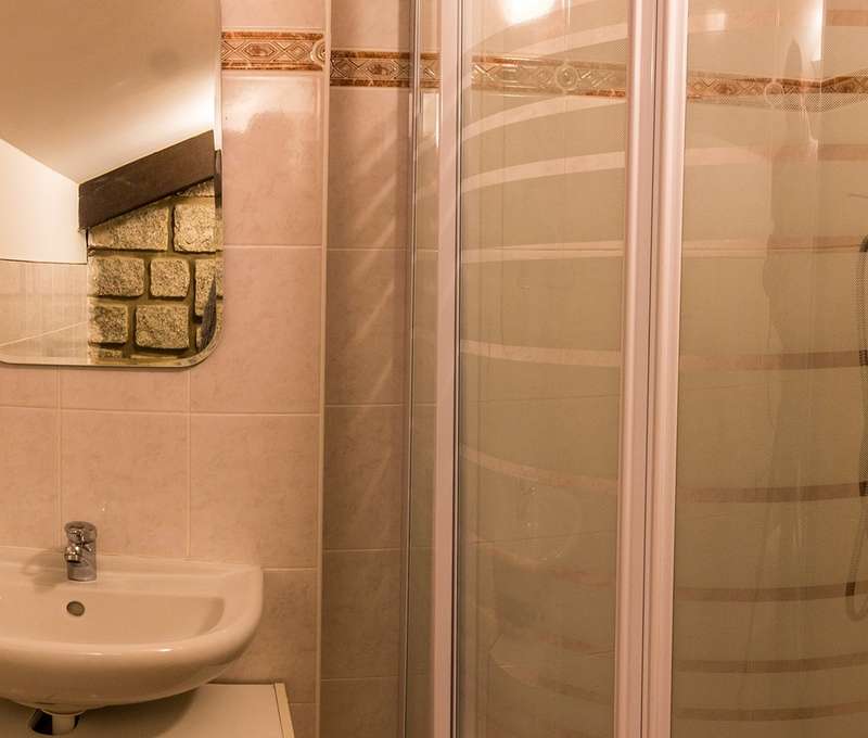 Všechny pokoje mají vlastní koupelnu s WC