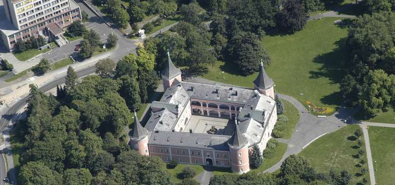 Hotel i zámek obklopuje malebný park s rybníčky