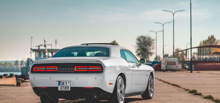 Jedinečný zážitok za volantom nadupaného Dodge Challengera V8 HEMI 5.7l