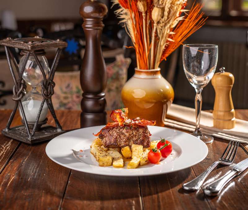 200 g Hovädzí steak so slaninkou a zelerovými hranolčekmi pre 1 osobu