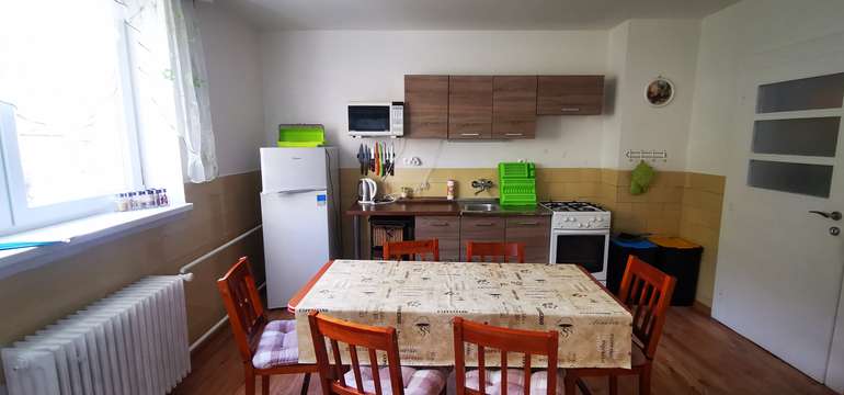 Vybavená kuchyňa privátu Anna s mikrovlnnou rúrou a chladničkou