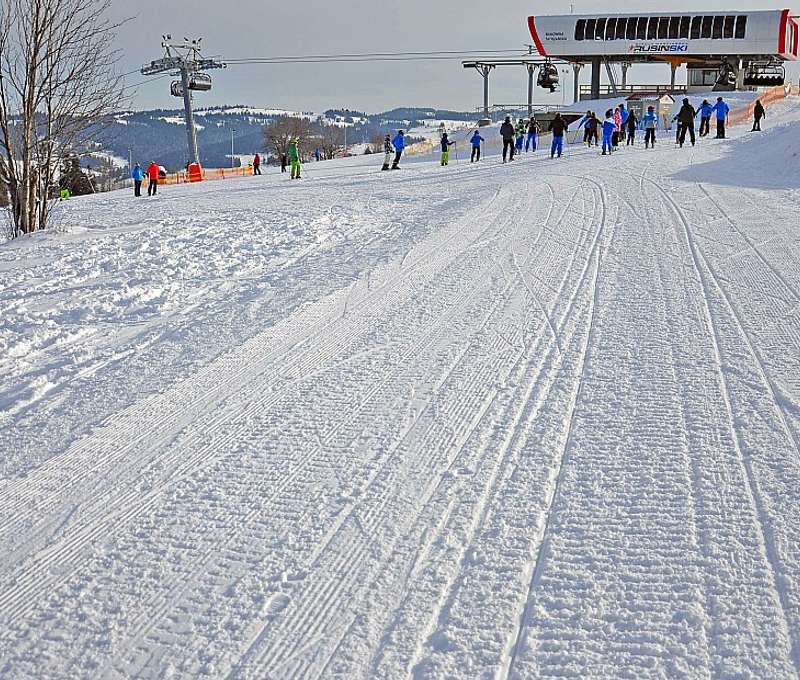 Zjazdovky v poľskom lyžiarskom stredisku Rusin-Ski sú výborne udržiavané