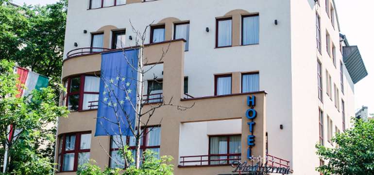 Hotel má výbornou polohu se snadnou dostupností do centra Budapešti