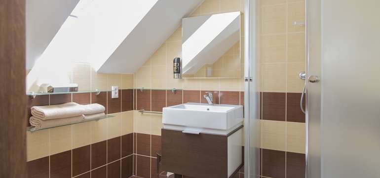 Priestranný Hnedý apartmán s oddelenou spálňou a obývačkou