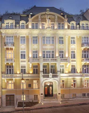 Luxusný, rozsiahlo zrekonštruovaný hotel sídli neďaleko kúpeľného centra Karlových Varov