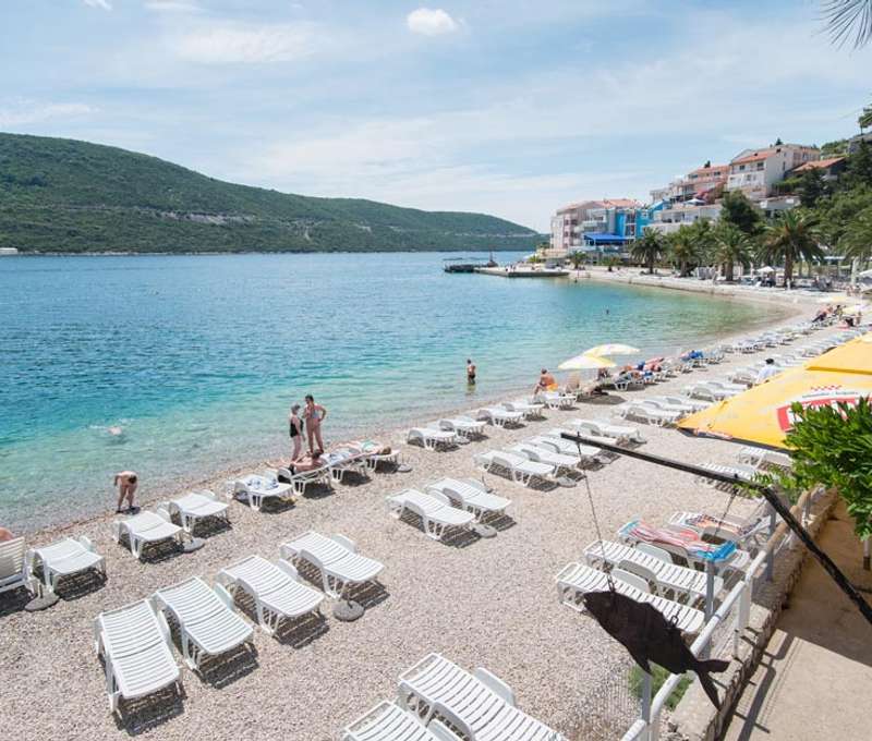 Pláž je len 80 m od hotela Agava**** v meste Neum