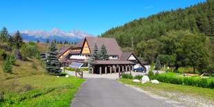 Hotel Sipox sa nachádza v malebnom údolí pri obci Štrba, s výhľadom na štíty Vysokých Tatier