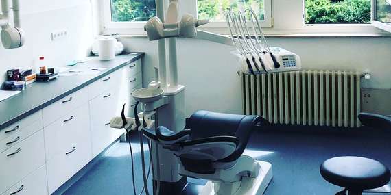 Dentálna hygiena vo White Dental Clinic+ 2x medzizubná kefka ZADARMO/Bratislava – Karlova Ves, Rača