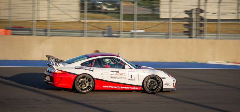 Porsche má 6 valcový boxer motor s výkonom 350 konských síl