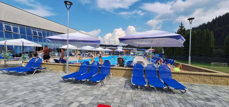 Letná exteriérová aqua zóna s atrakciami, bazénmi aj ležadlami 