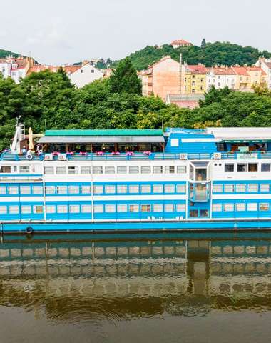Botel kotví nedaleko historického centra Prahy