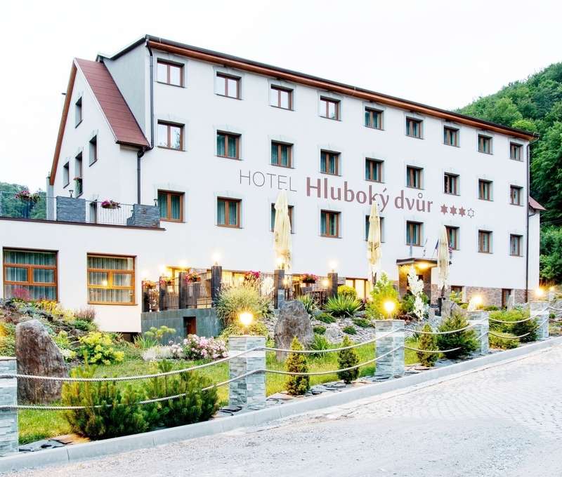 Wellness hotel Hluboký dvůr*** leží v údolí rieky Bystřice pod Oderskými vrchmi a Nízkym Jeseníkom