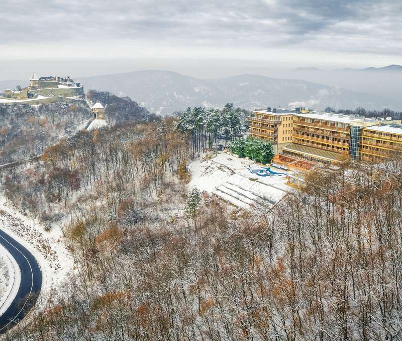 Hotel sa nachádza na vrchole kopcov Pilis, hneď vedľa Fellegváru