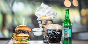 Pivárenský burger s hranolkami a veľkým pivom s možnosťou take away v Staničnom Pivovare