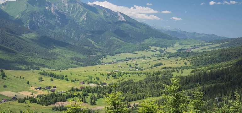 V lete je možnosť turistiky, cykloturistiky, oddychu, obdivovania historických a kultúrnych pamiatok