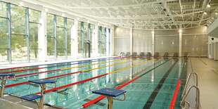 Plavecký bazén s dĺžkou 25 m, počet plaveckých dráh 6, šírka plaveckej dráhy 2 m