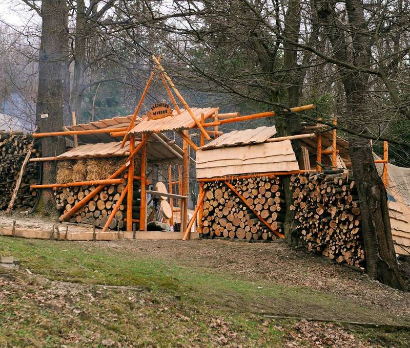 Zbojnícka vieska pri hoteli Kolejarz*** slúži na usporadúvanie grilovačiek