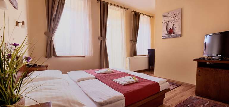K výbave izieb patrí klimatizácia, wifi, TV, DVD prehrávač, telefón, minibar a trezor