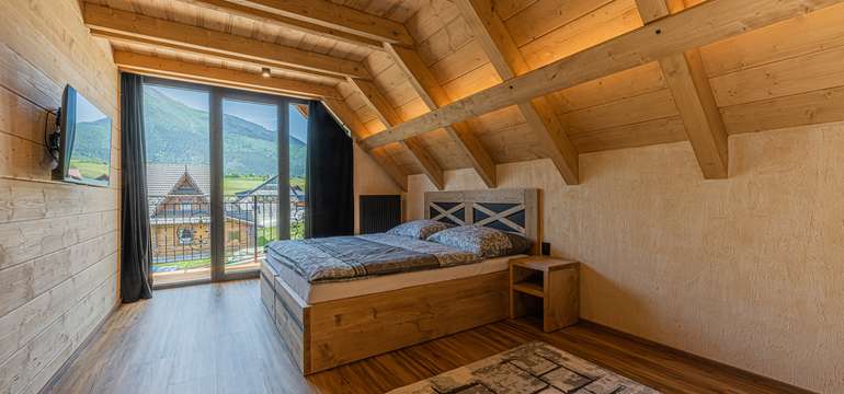 Chalet má 4 pevné lôžka v dvoch spálňach a ďalšie 4 lôžka v podkrovných izbách